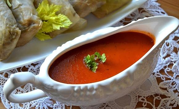 Sos pomidorowy z grillowaną papryką i selerem naciowym