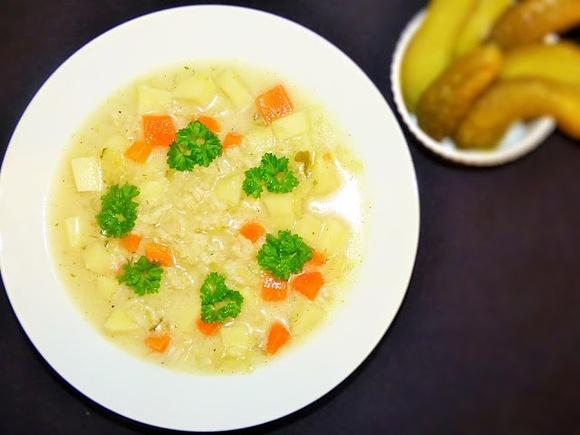 Zupa ogórkowa z brązowym ryżem