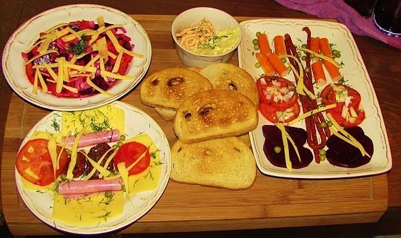 Szybka kolacja z chleba i składników pod ręką