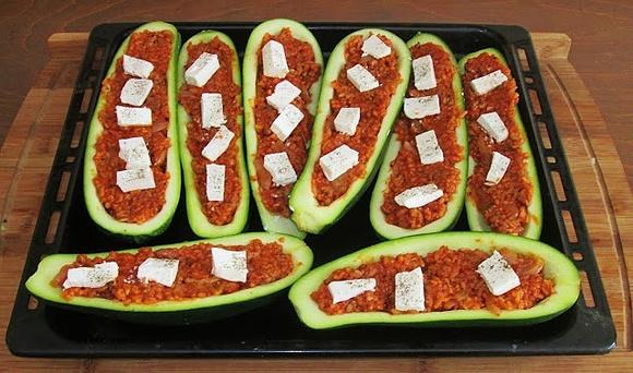 Cukinia faszerowana pieczona z mięsem i serem