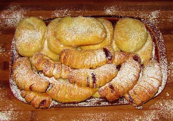 Drożdżówki z jabłuszkiem i śliwką dla dzieci