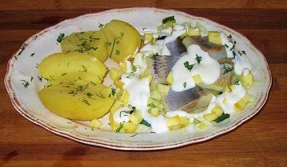 Śledzik z ziemniakami i śmietaną