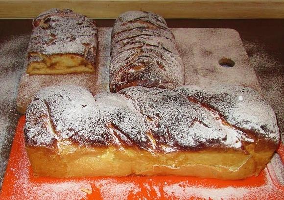 Słodkie drożdżówki z owocami i serem