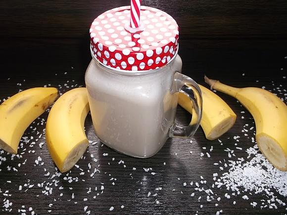 Koktajl bananowo-ananasowy na bazie mleczka kokosowego