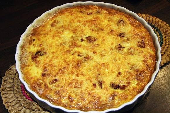 Quiche z boczkiem i cebulą