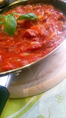 Kiełbasa z cebulką w pomidorach