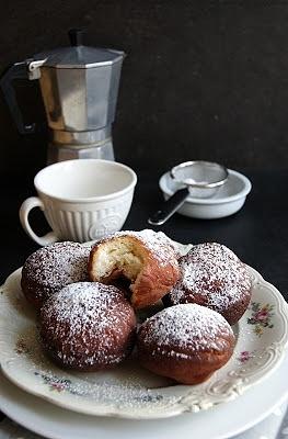Pączki domowe z konfiturą różaną