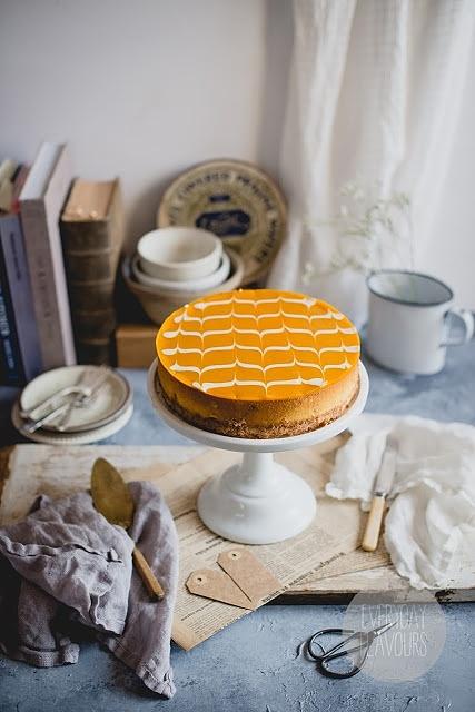 Sernik mango na kokosowym spodzie