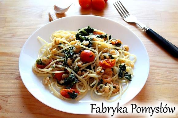 Spaghetti ze szpinakiem krewetkami i pomidorkami