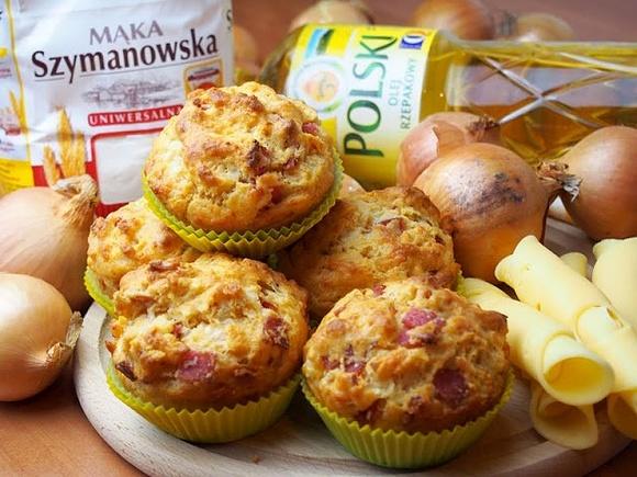 Wytrawne muffinki serowo-cebulowe z salami