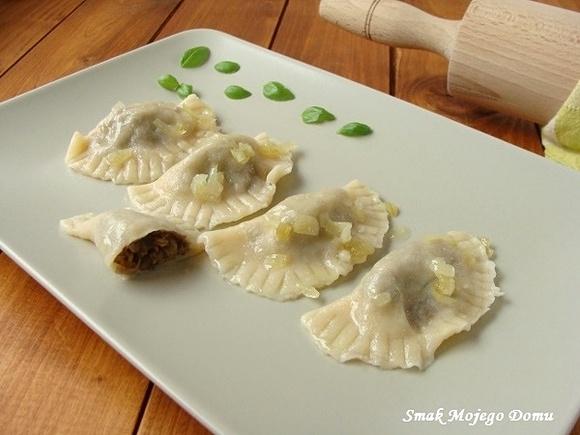 Pierogi z czerwoną soczewicą i pieczarkami