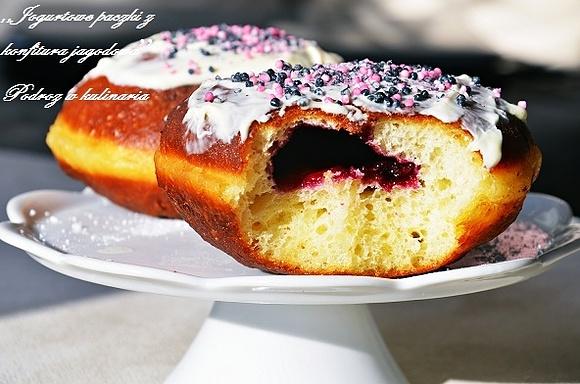 Jogurtowe pączki z konfiturą jagodową