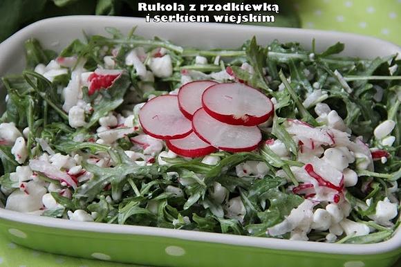 Rukola z rzodkiewką i serkiem wiejskim sałatka