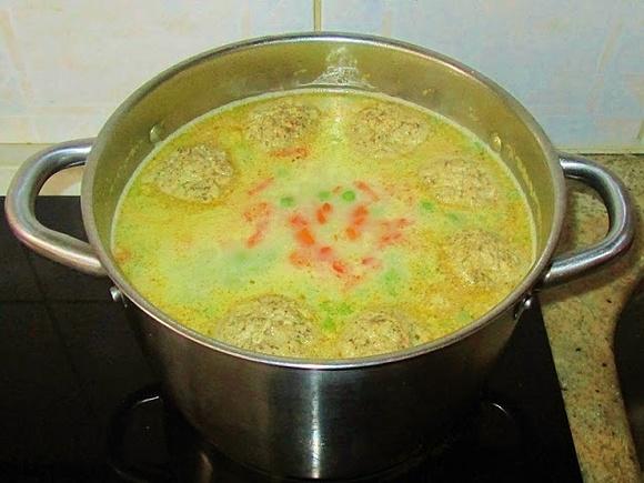 Zupa warzywna z klopsami