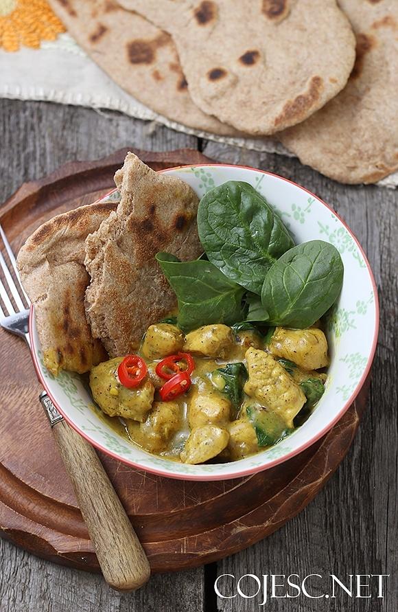 Pyszny kurczak w sosie curry z pełnoziarnistymi chlebkami naan