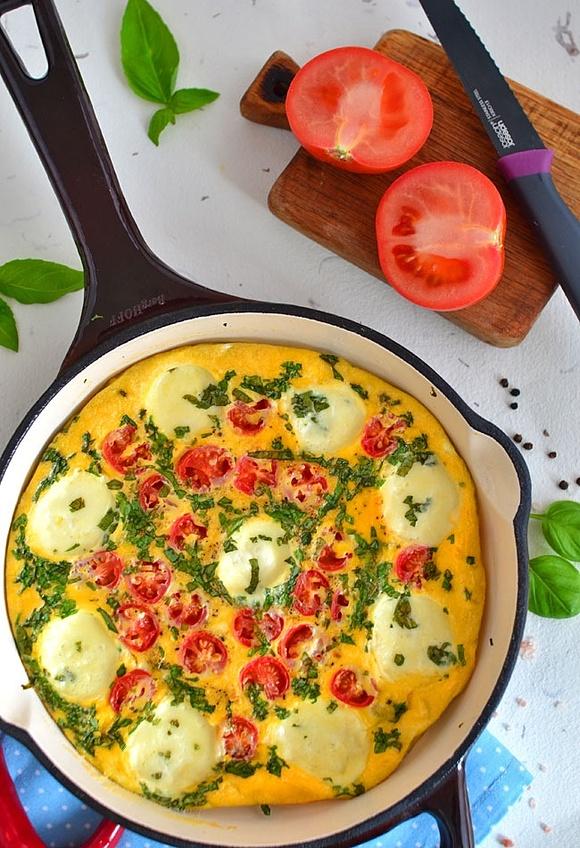 Omlet z mini mozzarellą, pomidorkami koktajlowymi i bazylią