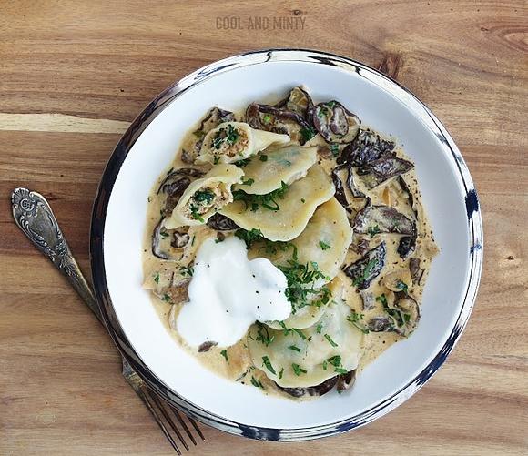 Pierogi z mięsem i szpinakiem w sosie śmietanowo-grzybowym