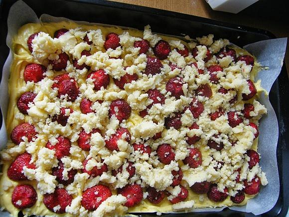Ciasto ucierane z truskawkami i kruszonką