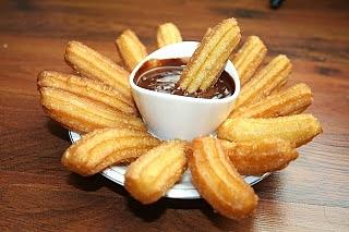 Churros tradycyjne hiszpańskie danie z ciasta parzonego