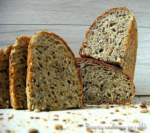 Chleb pszenno-żytni z ziarnami na zakwasie