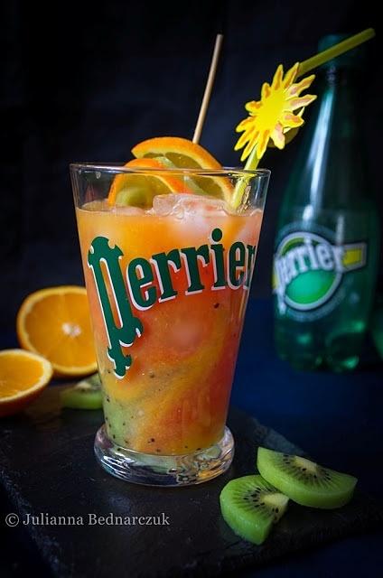 Koktajl pomarańczowe marzenie ze świeżych soków i bąbelków Perrier