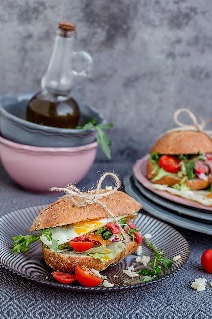 Orkiszowa kanapka z carpaccio wołowym, parmezanem i jajkiem sadzonym
