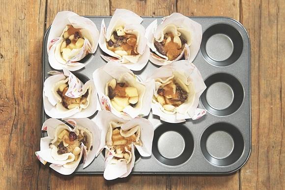 Ekspresowe muffiny z ciasta francuskiego z jabłkowym nadzieniem