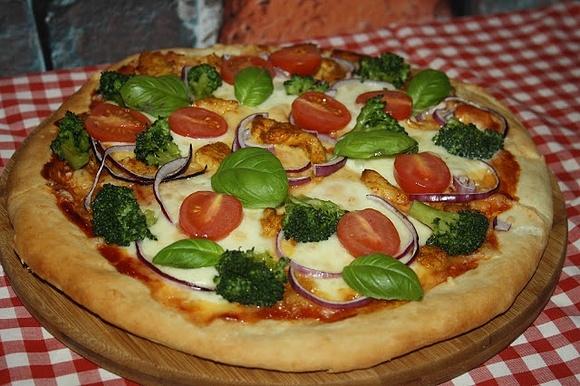Pizza z kurczakiem i brokułem