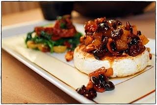 Grillowany camembert z mieszanką studencką