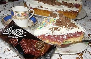 Tarta z sokiem kisielowym i bitą śmietaną