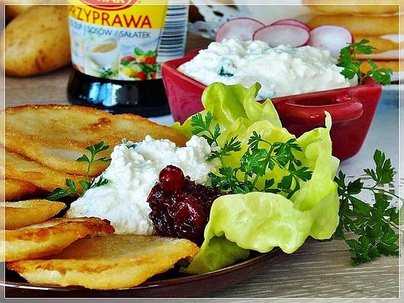 Chrupiące placki ziemniaczane z żurawiną i serem