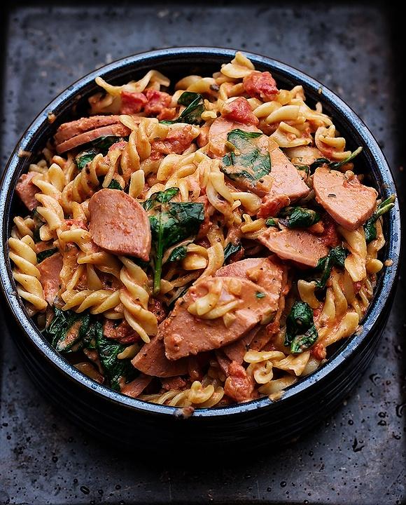 Fusilli z kiełbasą i szpinakiem w kremowym sosie pomidorowym