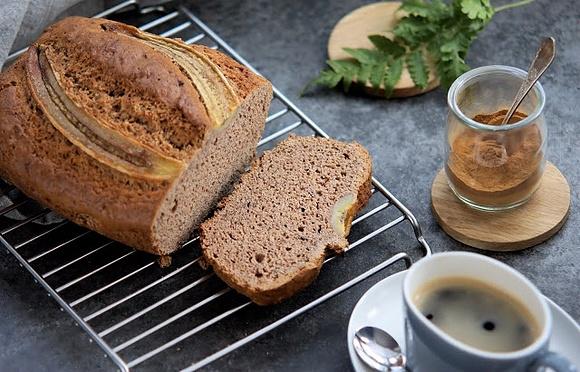 Chlebek bananowy orkiszowy z cynamonem i kurkumą