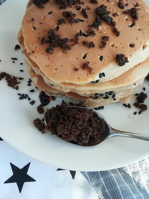 Razowe pancakes z melasą i czarnym sezamem