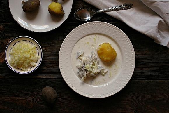 Zupa śledziowa i ziemniaki w mundurkach