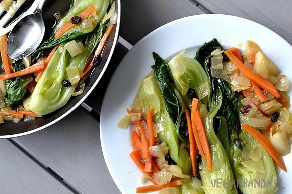 Kapusta bok choy duszona z cebulą, marchewką i rodzynkami