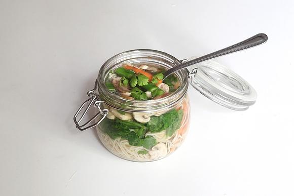 Lunch box z zupką chińską ze świeżych warzyw lub kimchi w 5 minut