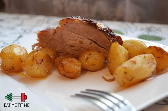 Pieczony indyk z pomarańczami i czerwoną cebulą