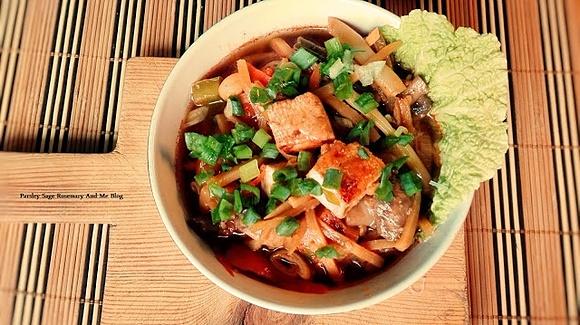 Azjatycka zupa warzywna z tofu i noodle wegańska