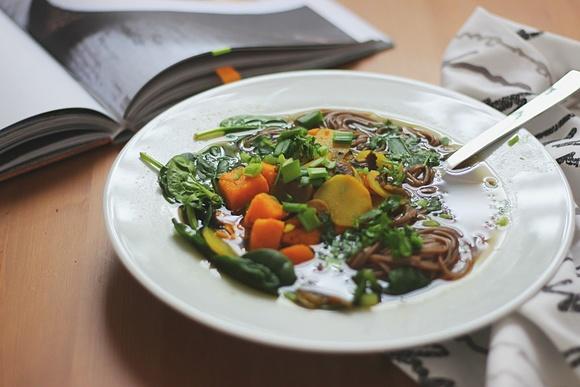 Zupa miso z kurkumą topinamburem i makaronem soba