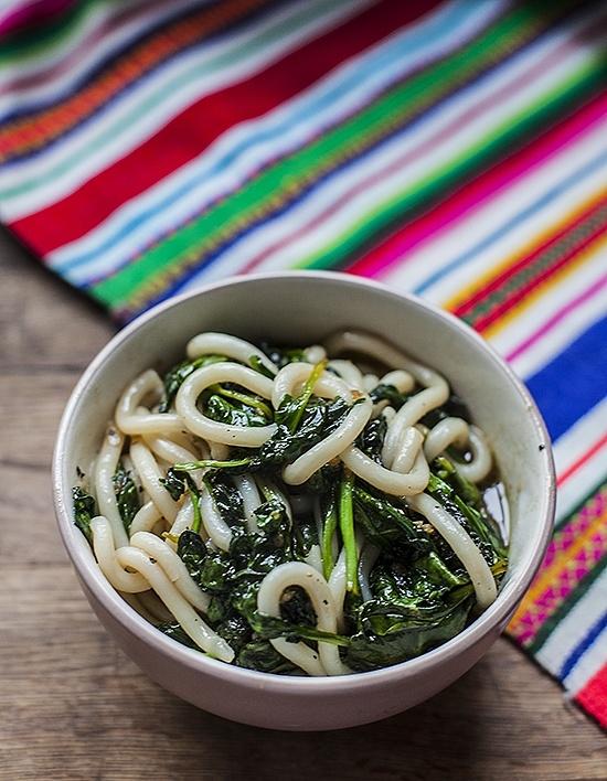 Udon ze szpinakiem w słodko-ostrym sosie