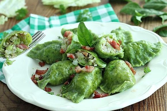 Szpinakowe pierogi z kapustą pekińską