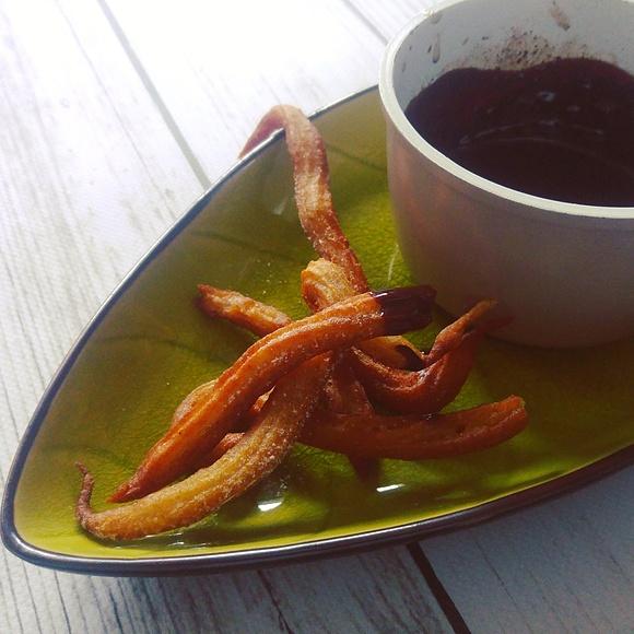 Churros z sosem czekoladowym