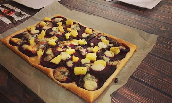 Tarta na cieście francuskim z burakami ananasem i gorgonzolą