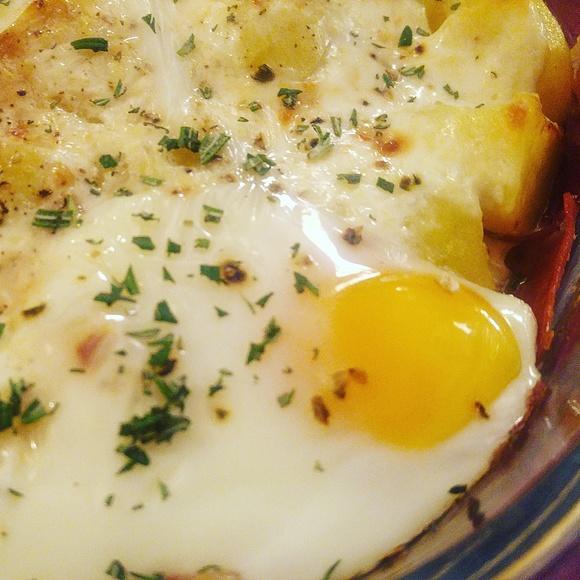 Ziemniaki zapiekane z szynką parmeńską, cheddarem i jajkiem