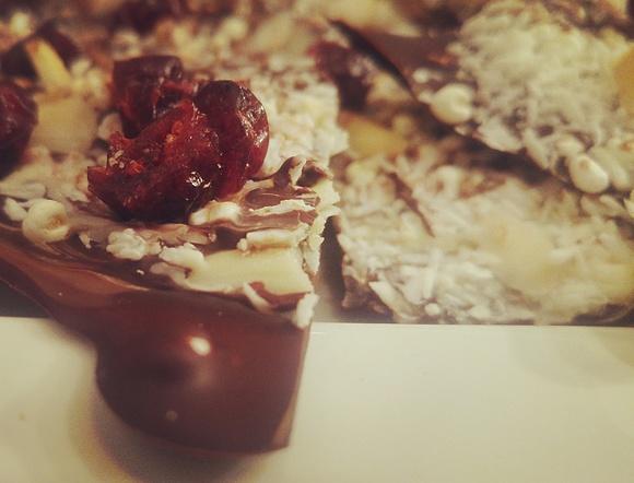 Chocolate bark z orzechami i suszonymi owocami