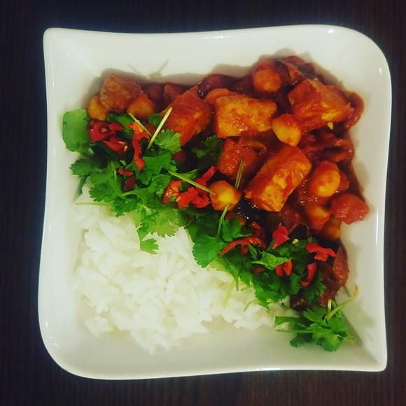 Wegańskie curry z bakłażanem tofu i cieciorką