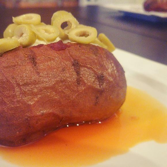 Bataty nadziewane chorizo zapiekane z kozim serem
