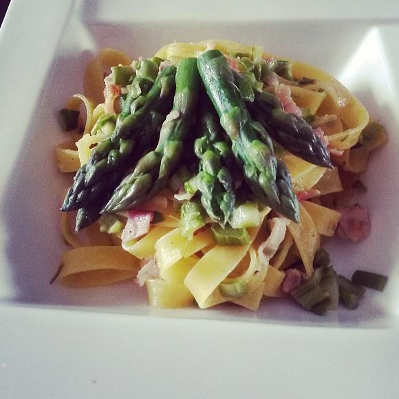 Tagliatelle z zielonymi szparagami boczkiem i parmezanem