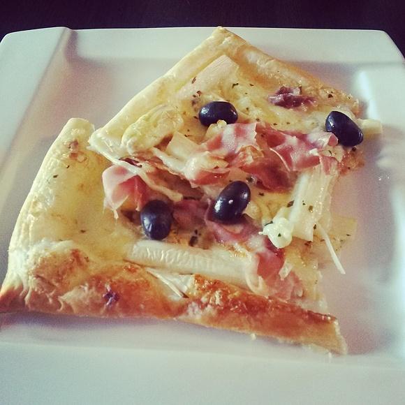Tarta ze szparagami na cieście francuskim